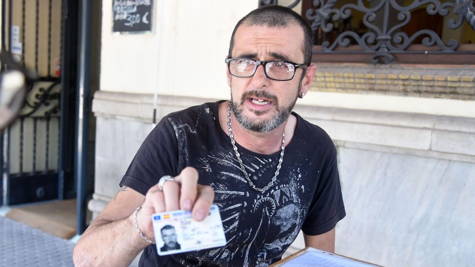 Candy muestra su DNI, en el que figura como mujer, en una entrevista con este periódico.