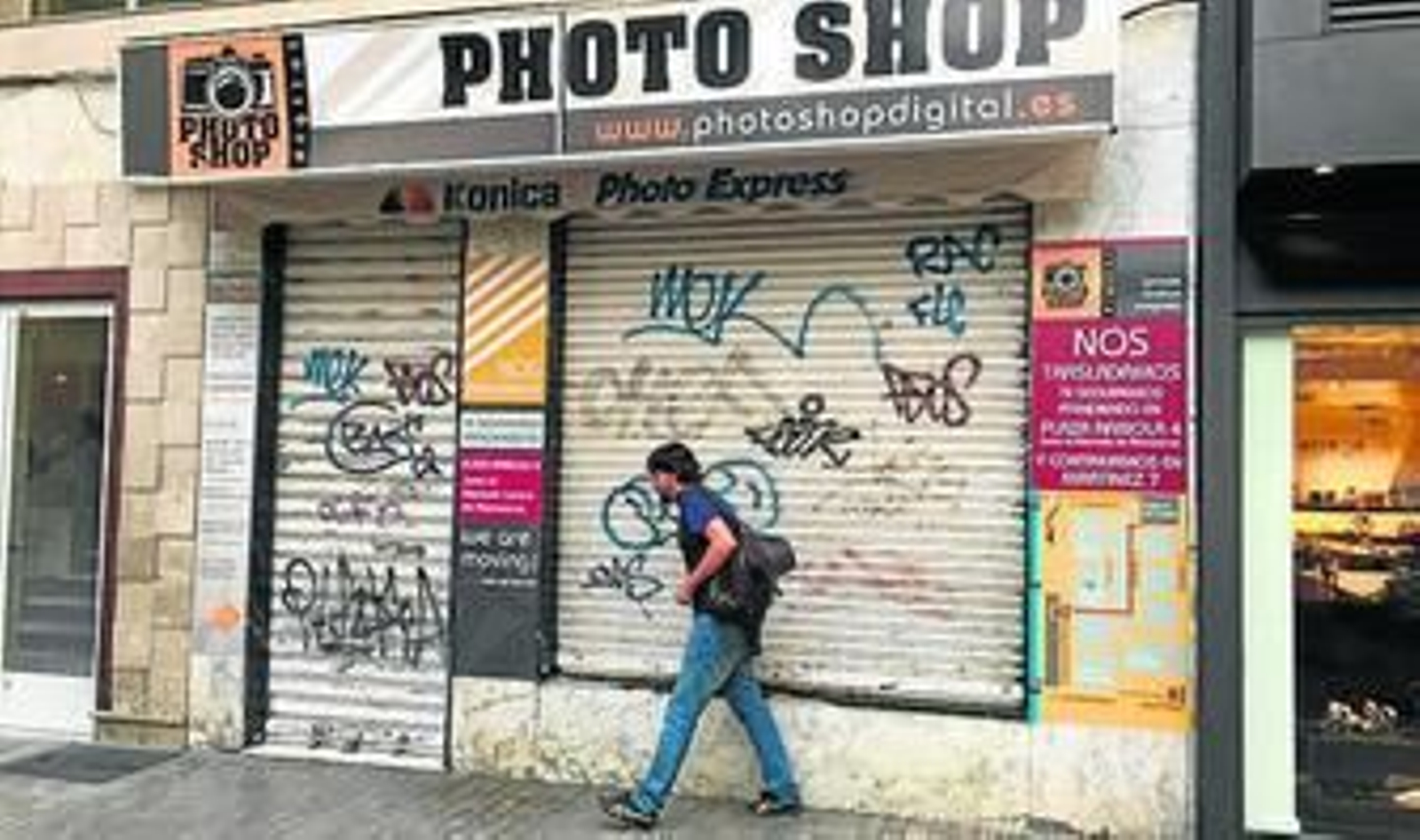 Un trabajador de Photoshop, ayer por la tarde cerrando la tienda.