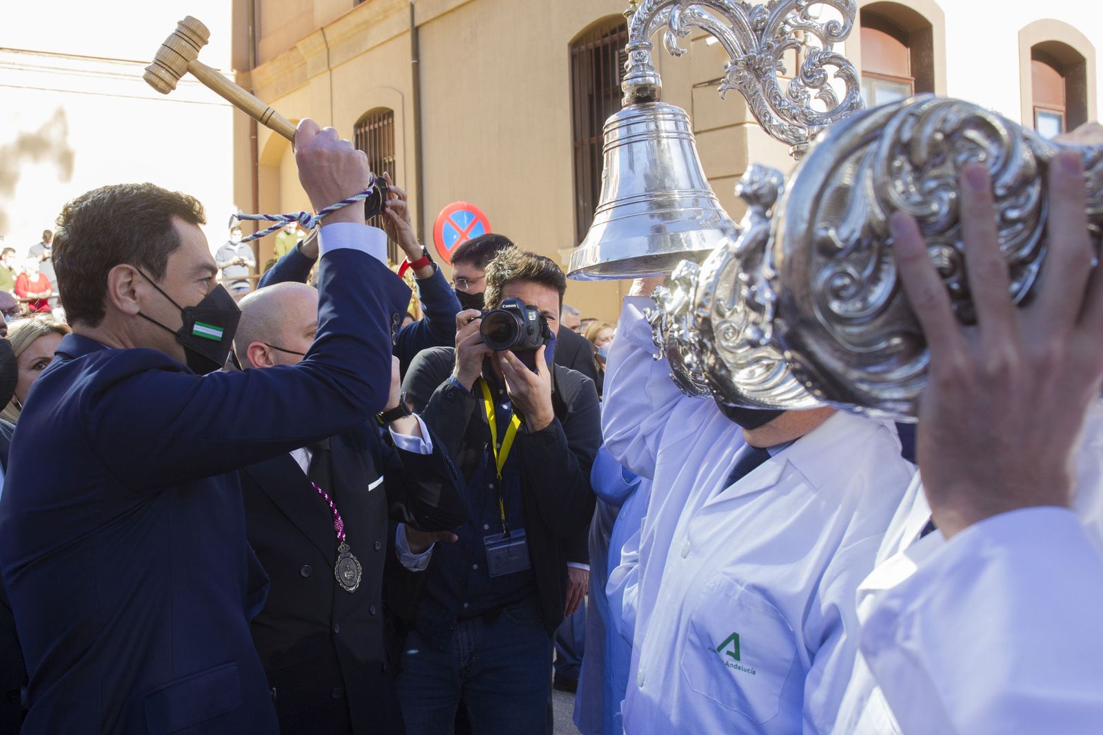 El presidente de la Junta, Juanma Moreno, en un acto cofrade celebrado ayer en Málaga.