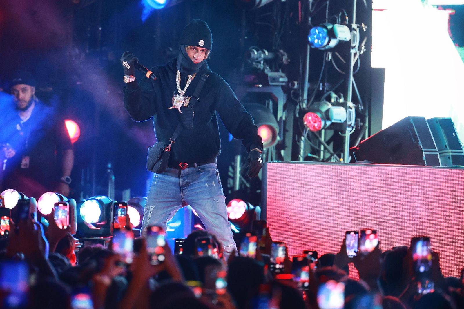 Búscate en el concierto de Yovngchimi en Concert Music Festival en Chiclana