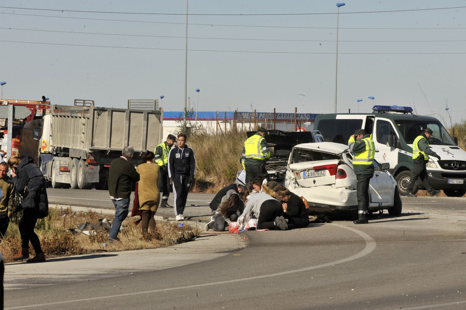 Un grupo de familiares de los fallecidos de Arcos llegaron hasta el lugar del accidente, donde se vivieron momentos desoladores.