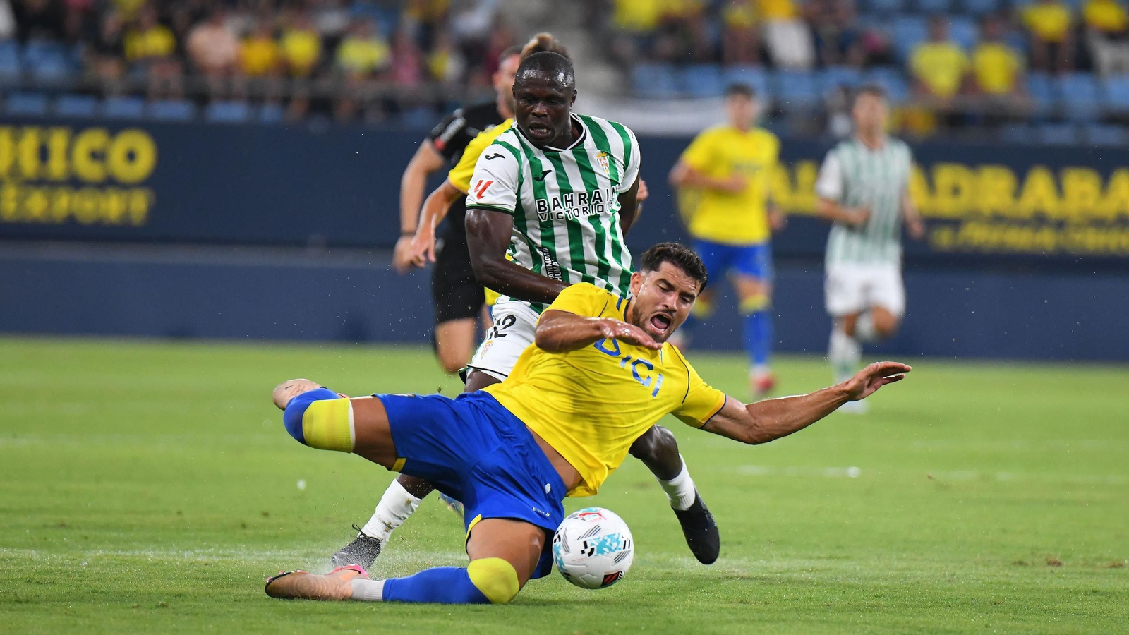Fomeyem derriba a Álvaro García Pascual en un lance del Cádiz - Córdoba CF.