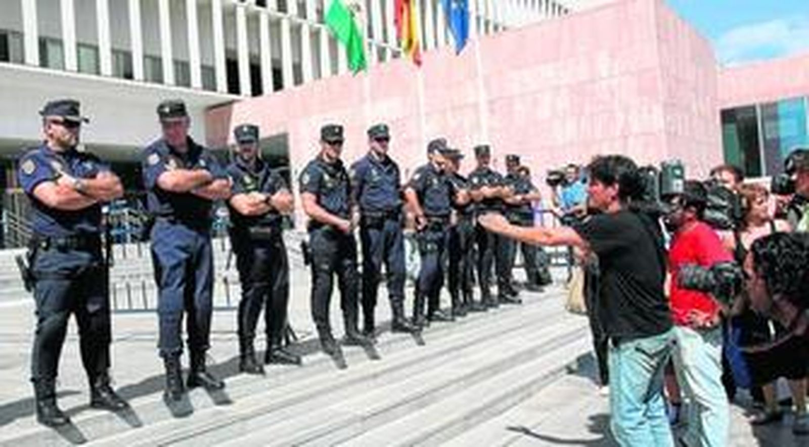 Agentes de la Policía forman un cordón para controlar el acceso a la Ciudad de la Justicia durante el inicio del juicio del caso Malaya.