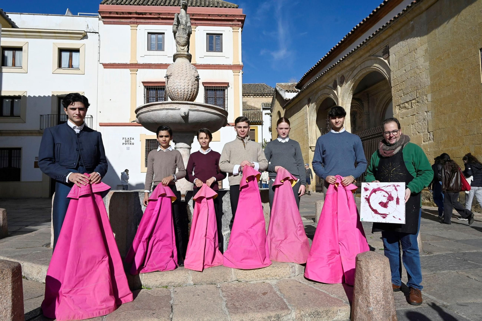 Las imágenes de la exhibición de toreo de salón en el patio de la casa natal de Romero de Torres