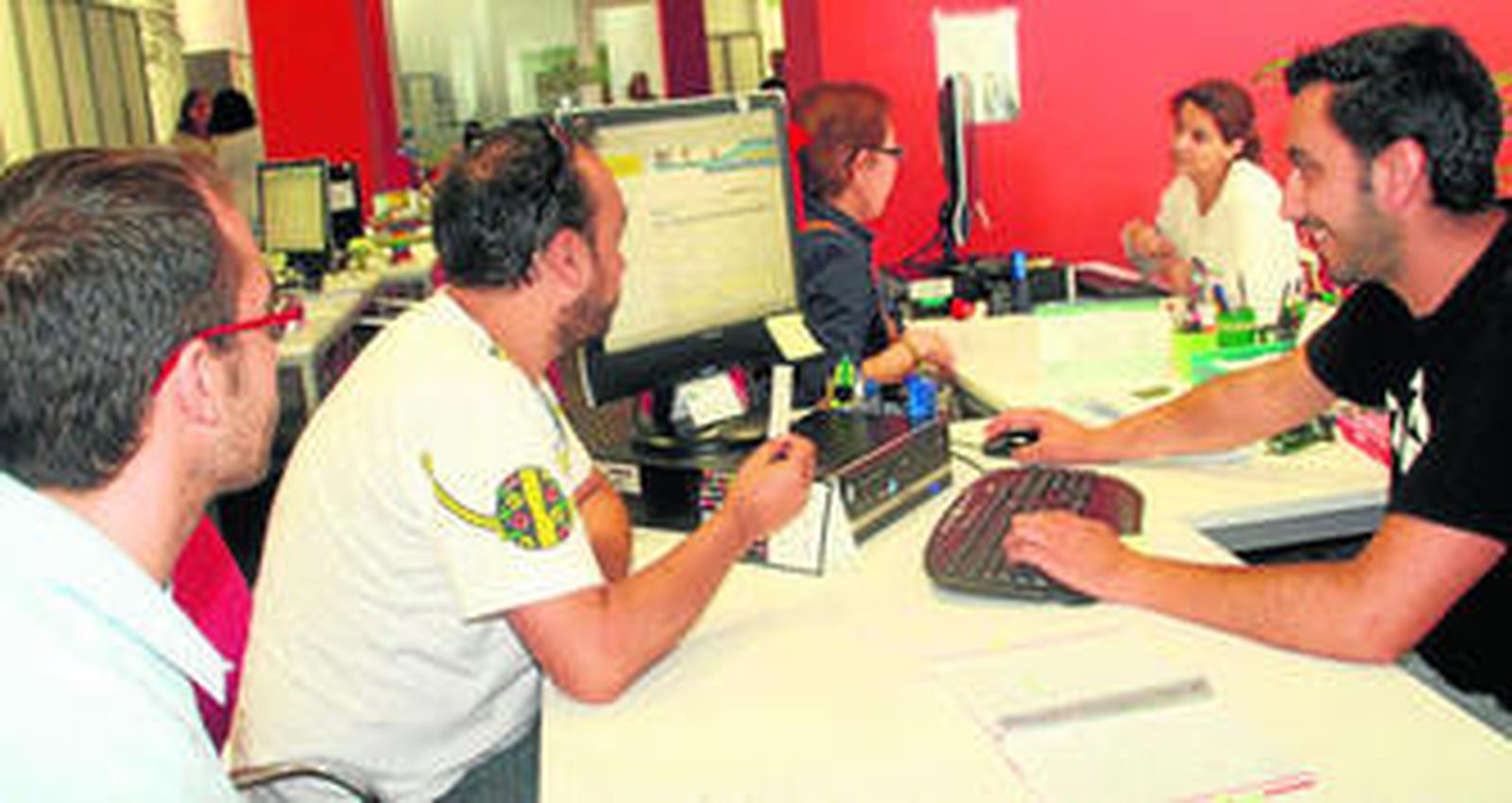 El técnico especializado en PAIT en el CADE Huelva, Francisco Pérez, asesora a dos jóvenes sobre el procedimiento de creación de sociedades.