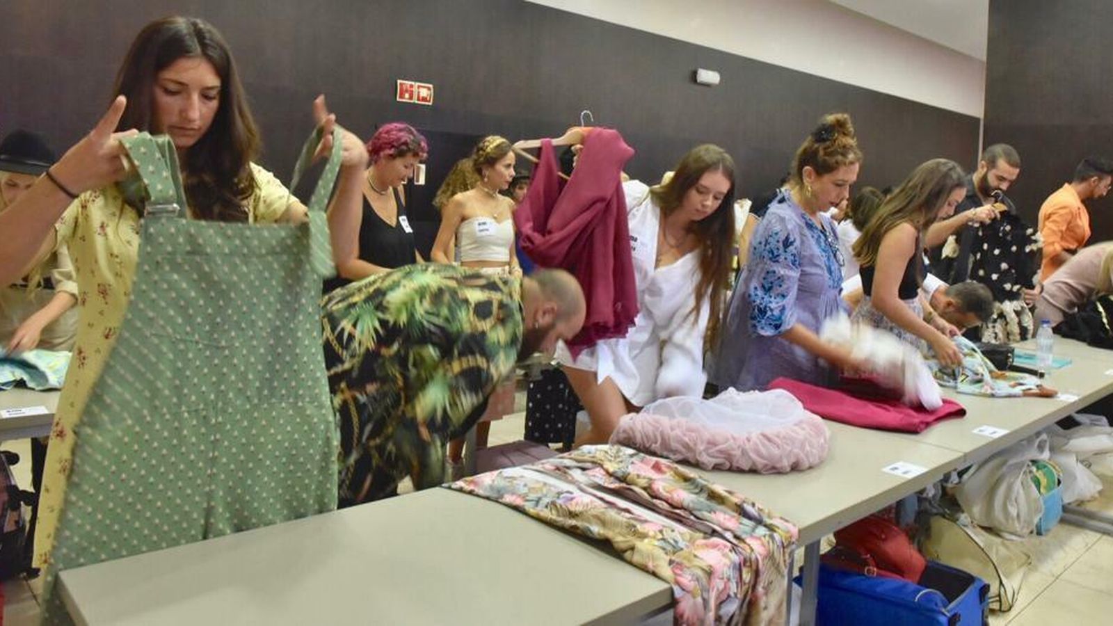 Algunas de las candidatas muestran sus prendas.