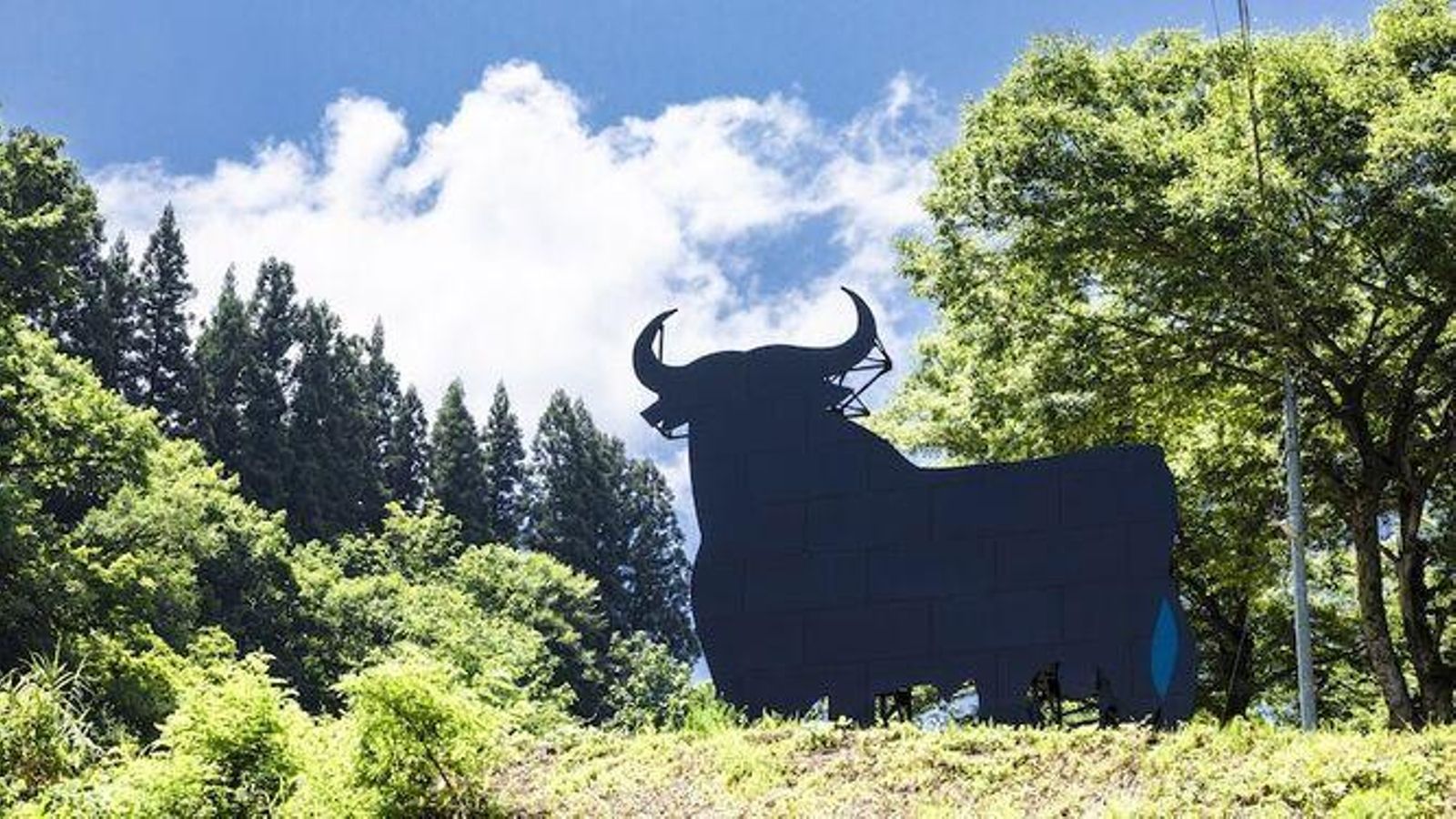 El toro, en un bosque de hayas, dentro de este espacio artístico