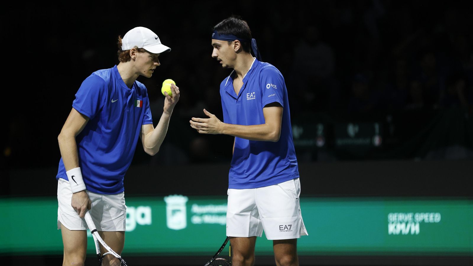 Sinner y Sonego dialogan.