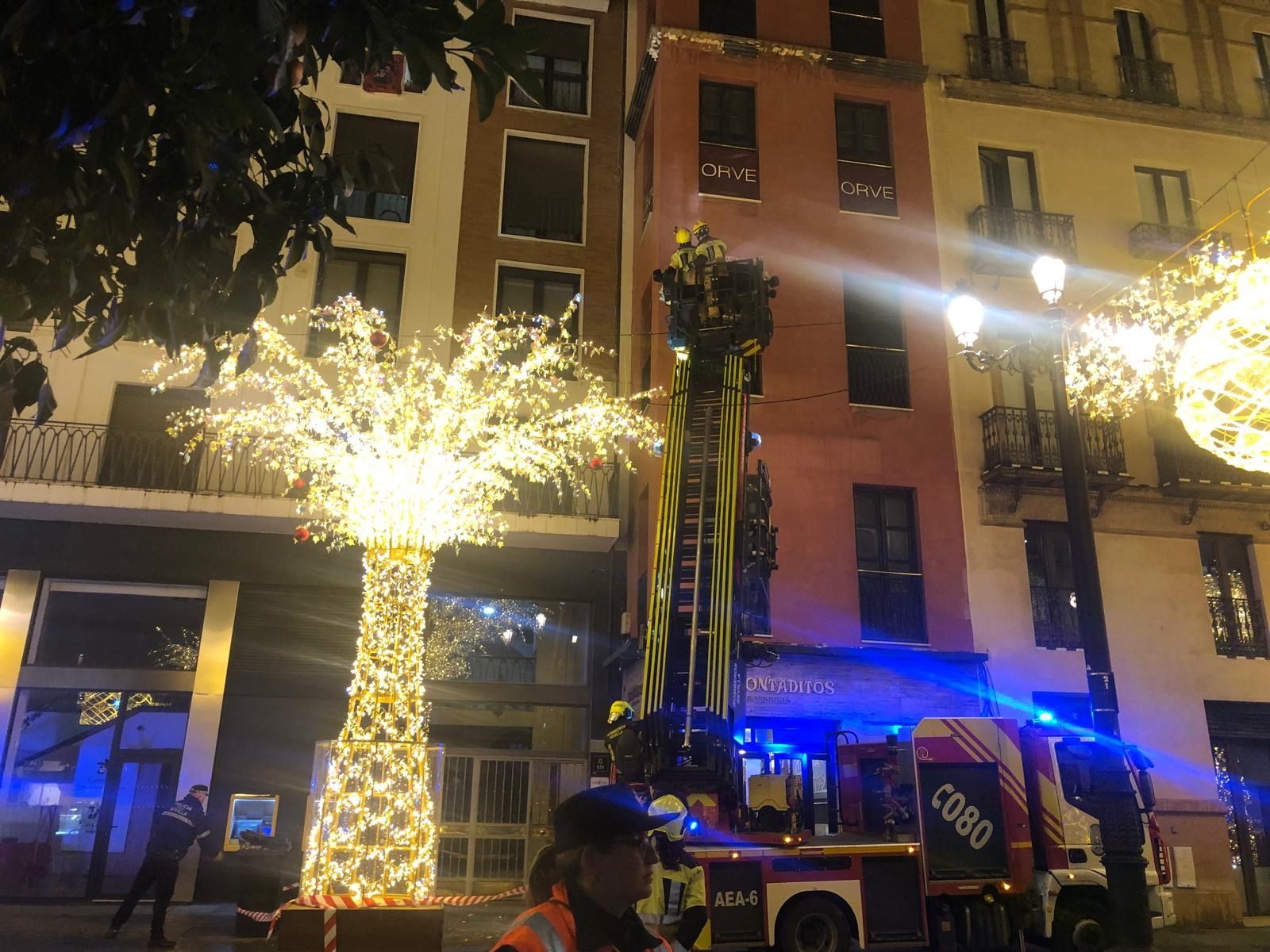 Los Bomberos actuando sobre la cornisa afectada en la Avenida de la Constitución.