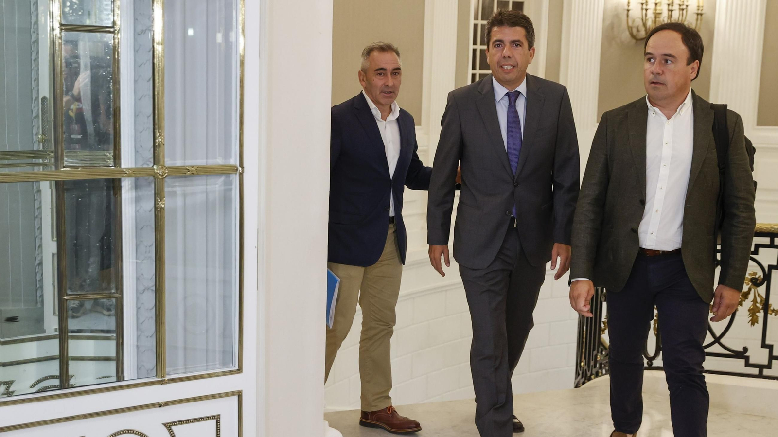 El seceterario general del PP valenciano, Juanfran Pérez Llorca, con el presidente en funciones de la Generalitat, Carlos Mazón.