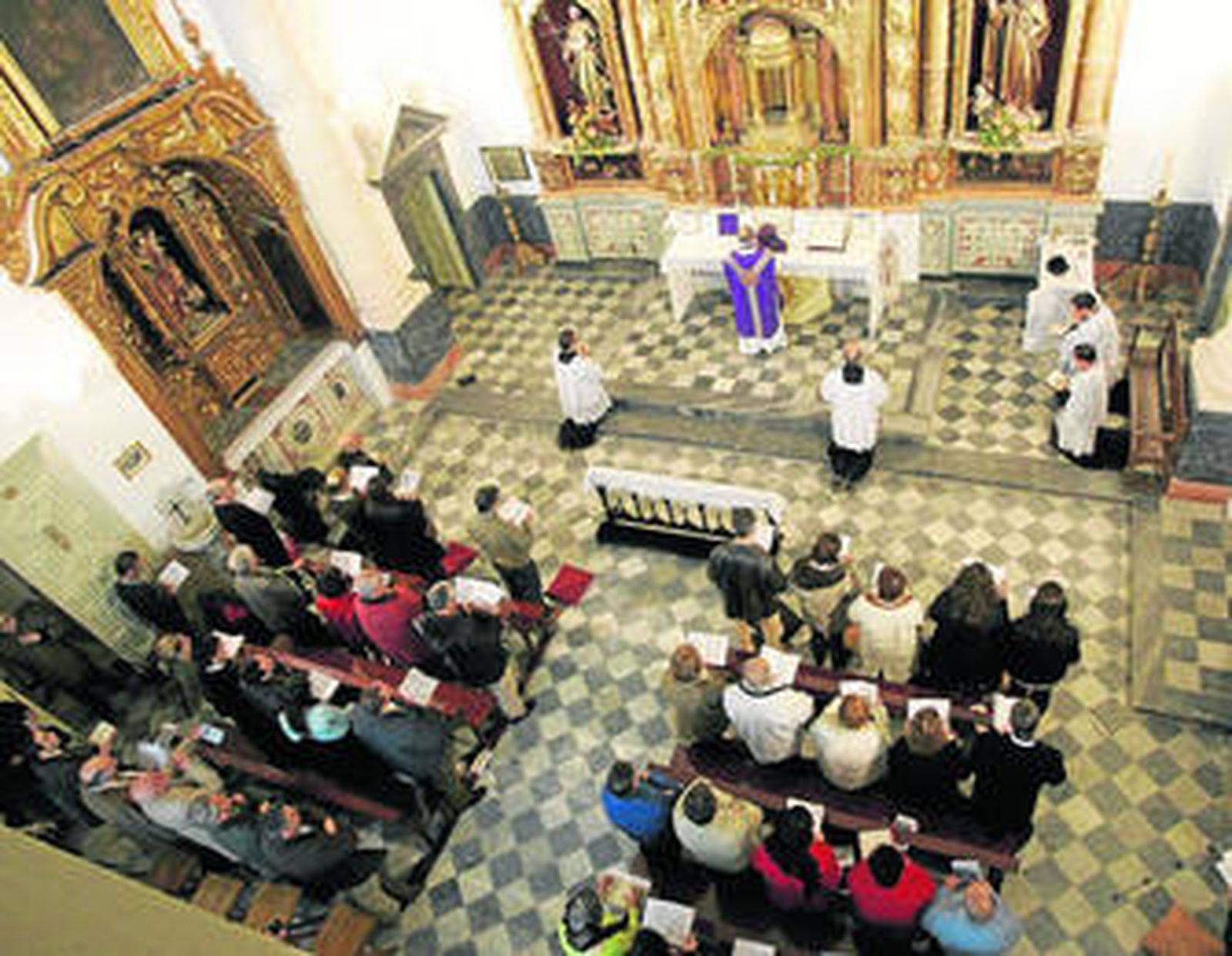 El interior de la capilla del Pópulo, en el transcurso de una eucaristía.