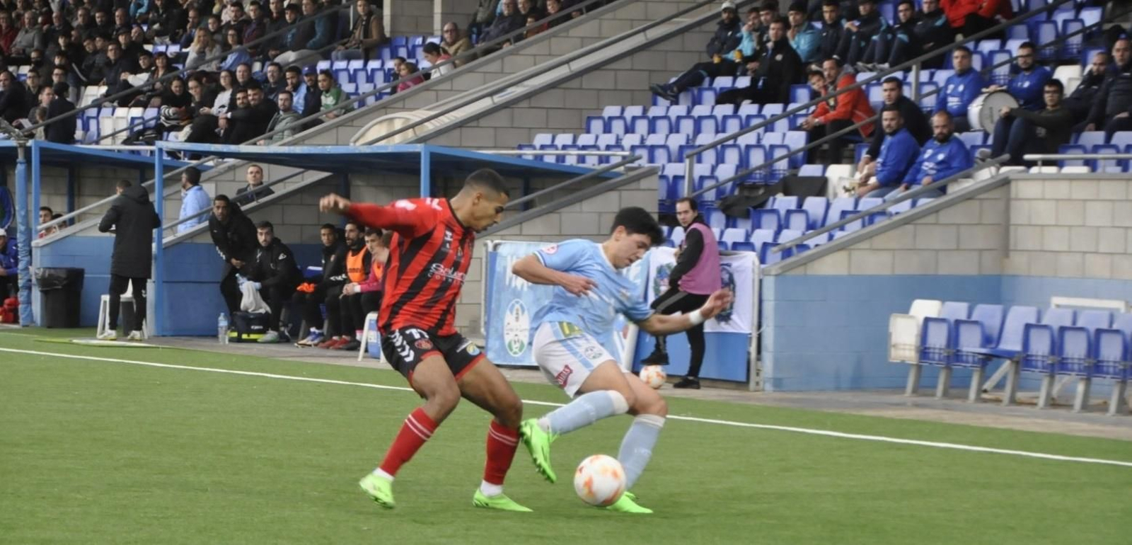 Sergio López es presionado por Amin.