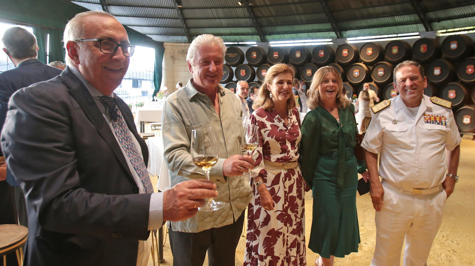 Antonio Flores, Pedro Rebuelta, Almudena Domecq, María Amparo Sotelo y Eugenio Díaz del Río, almirante de la Flota. González Byass recibe las botas que han navegado en el Juan Sebastián Elcano