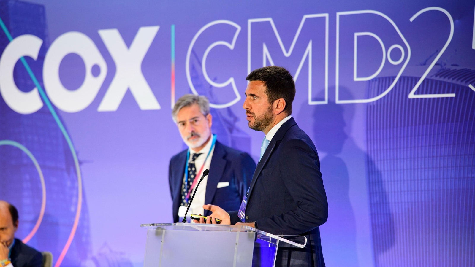 Enrique Riquelme, presidente del Cox, en el Capital Market Day; detrás, el CEO de la compañía, Nacho Moreno. Enrique Riquelme, presidente del Cox, en el Capital Market Day; detrás, el CEO de la compañía, Nacho Moreno.