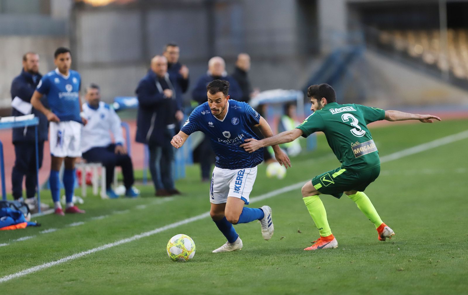 Jacobo, que fue titular,  intenta marcharse pegado a la banda de Iván.