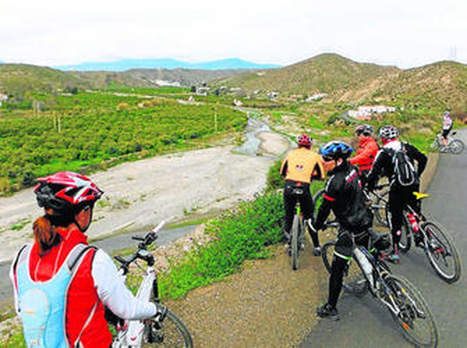Algunos de los componentes del grupo Bicigrinos superando el agua en el recorrido del Camino Mozárabe