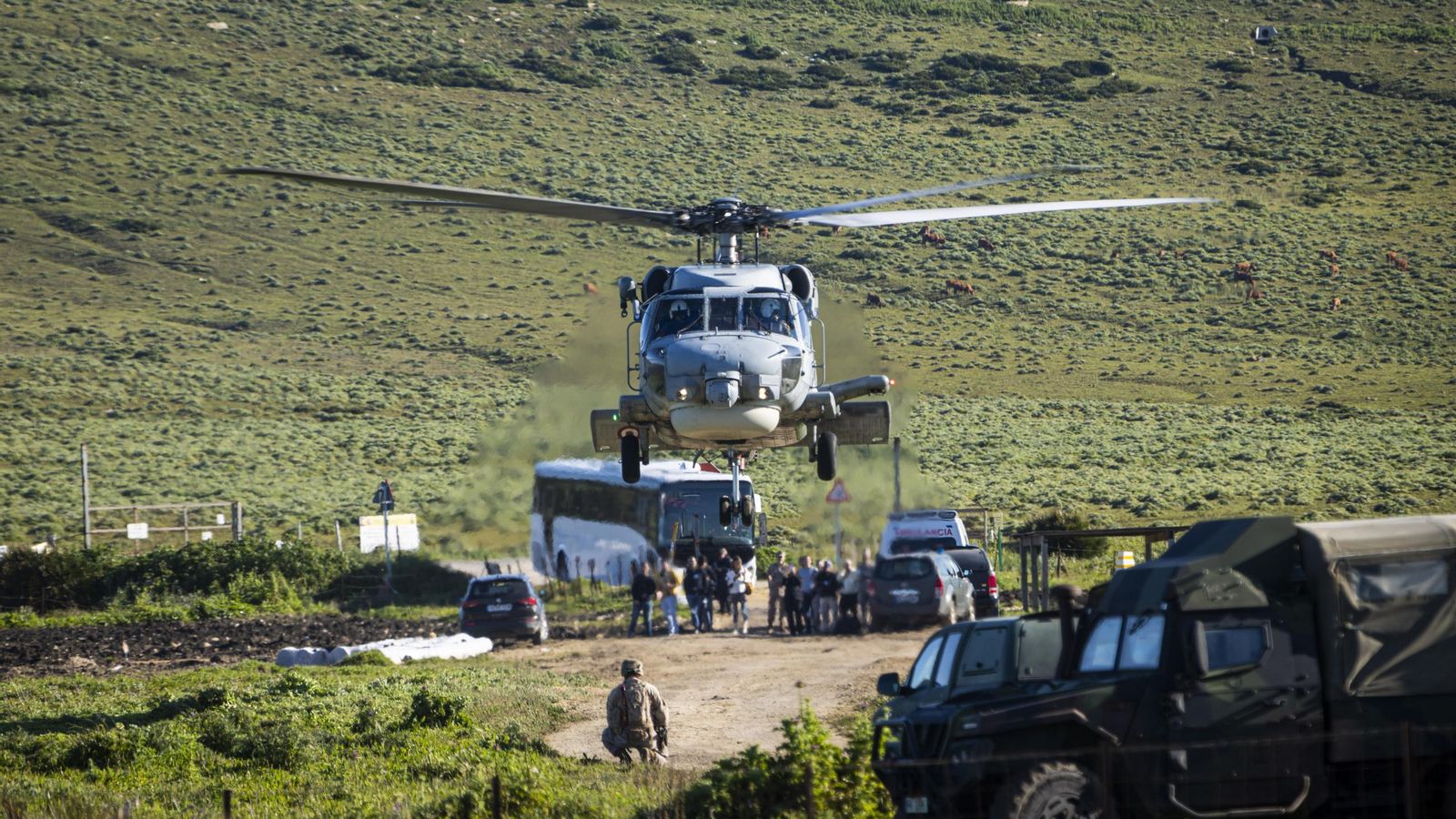 Las imágenes del gran desembarco de la OTAN en Barbate: aviones 'Harrier', helicópteros, lanchas e infantes de Marina asaltan la playa del Retín