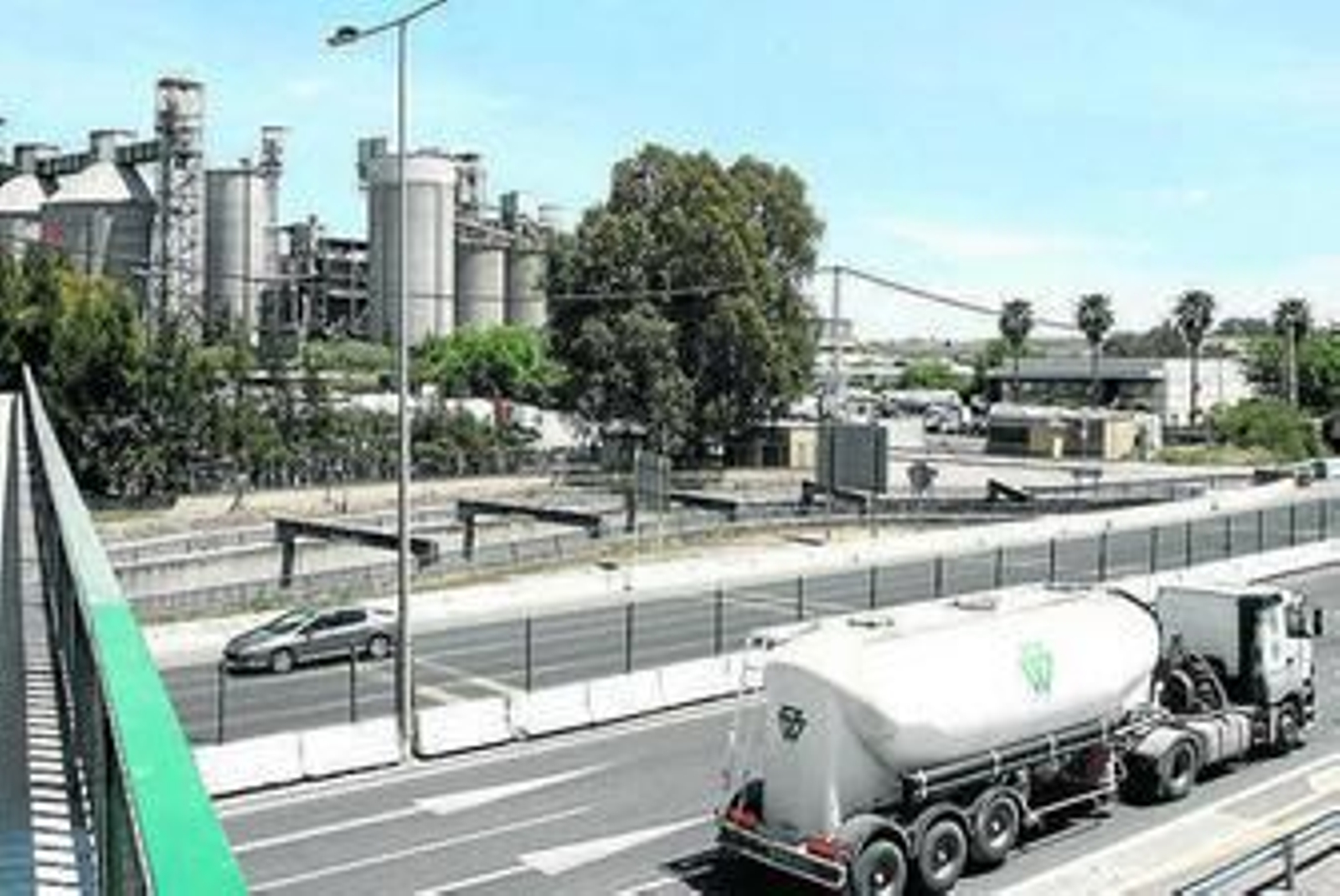 Una perspectiva de la cementera, fotografiada desde el puente sobre la A-92.