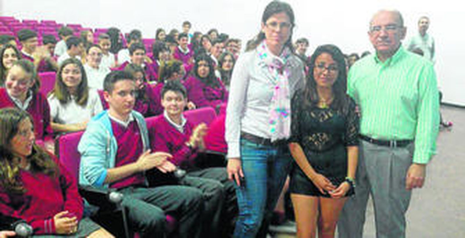 Antonio Galindo junto a Francisca Cruz y la alumna Estefanía Bajaña durante la presentación de su proyecto sobre la obra de María Dueñas.