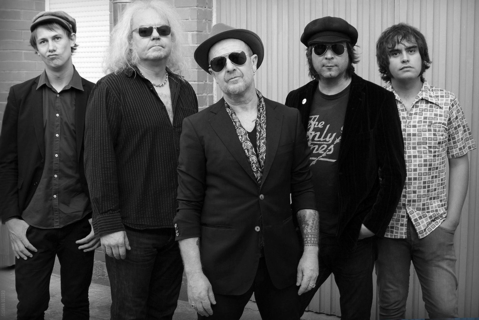 Dogo, acompañado de su nueva formación, con la que hoy regresa a Sevilla.