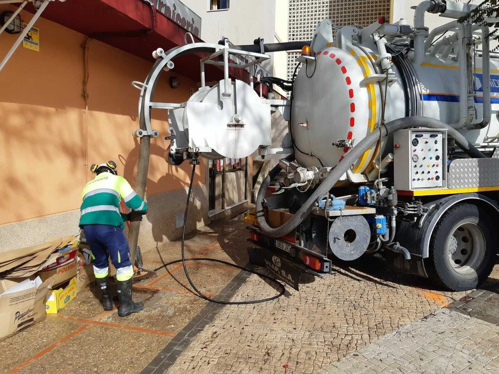 Uno de los vehículos de los servicios de alcantarillado que ha formado parte del dispositivo.