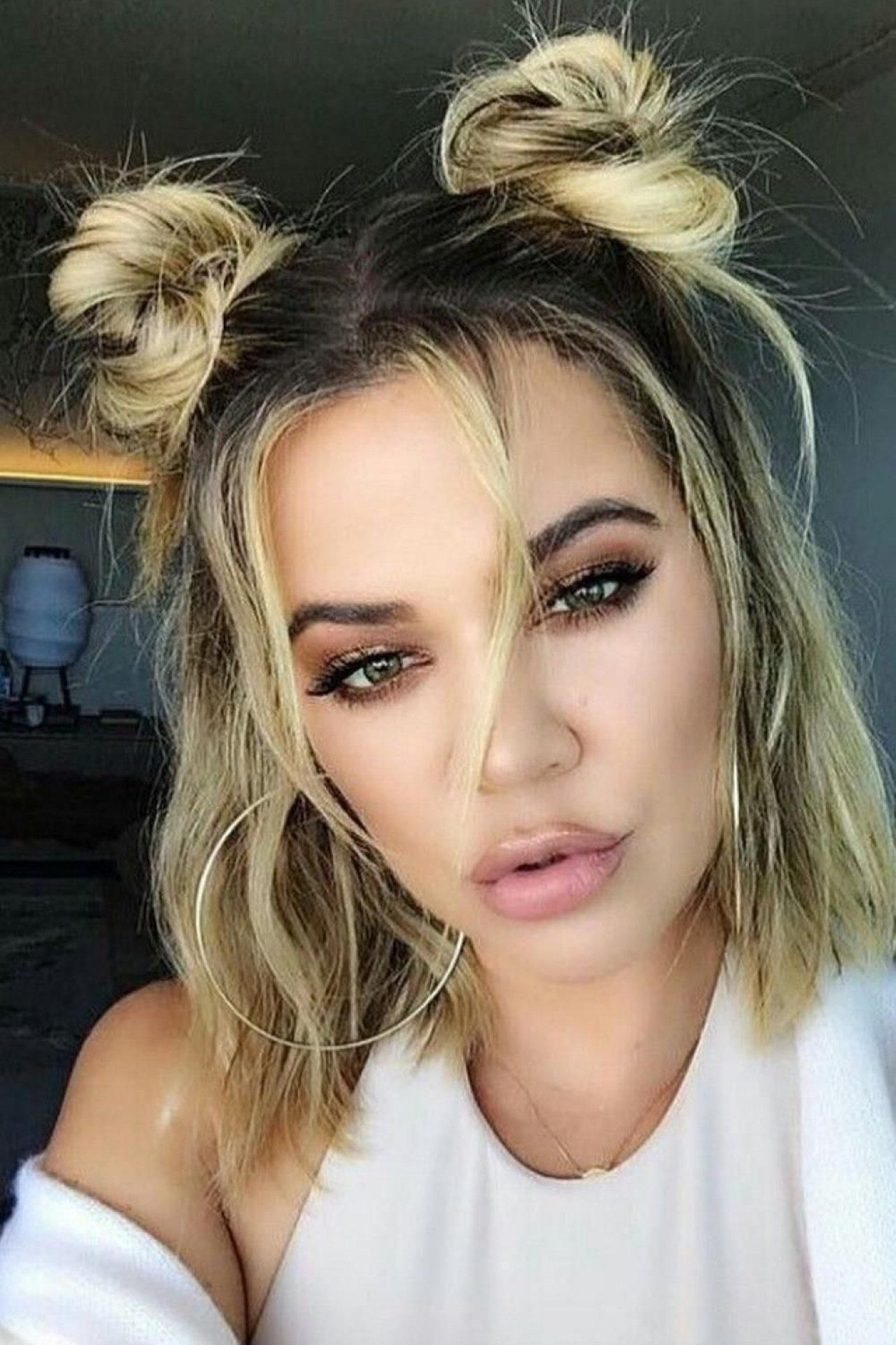 Peinado con dos moños para presumir de mechas en verano. Peinado con dos moños para presumir de mechas en verano.