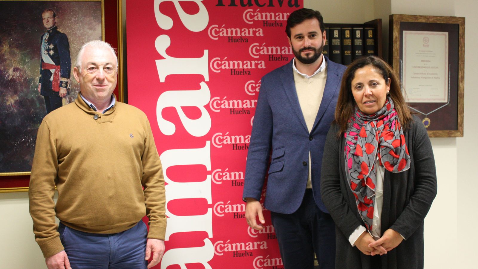 Fernando Sánchez, Daniel Toscano y Raquel Mora en la firma del acuerdo de incorporación.