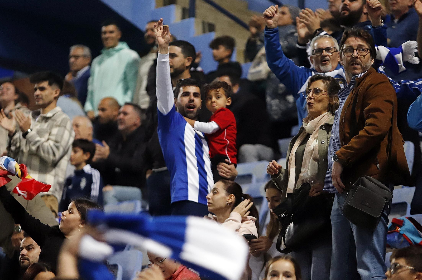 Gran ambiente en las gradas del Nuevo Colombino para el Recre-At Sanluqueño, en imágenes