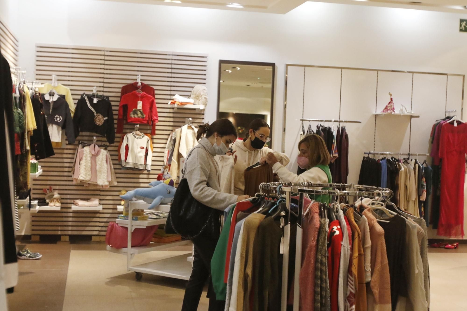 La tienda del centro comercial La Sierra para ayudar a los enfermos de cáncer, en imágenes