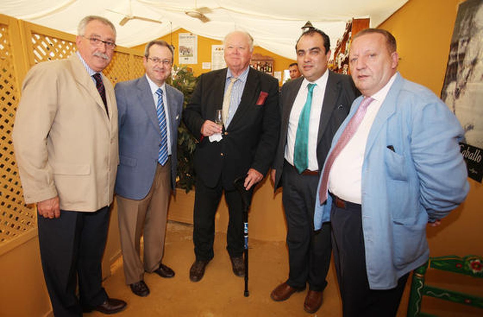 Antonio Padillo, jefe de prensa del Cuerpo Nacional de Policía; Andrés Garrido, comisario jefe de la Policía Nacional en Jerez; Jan de Clerck, propietario del Grupo Hace; David Fernández, director de Diario de Jerez y Rafael Padilla, consejero del Grupo Joly, estuvieron durante la tarde de ayer en la caseta del Diario.  Foto: Vanesa Lobo