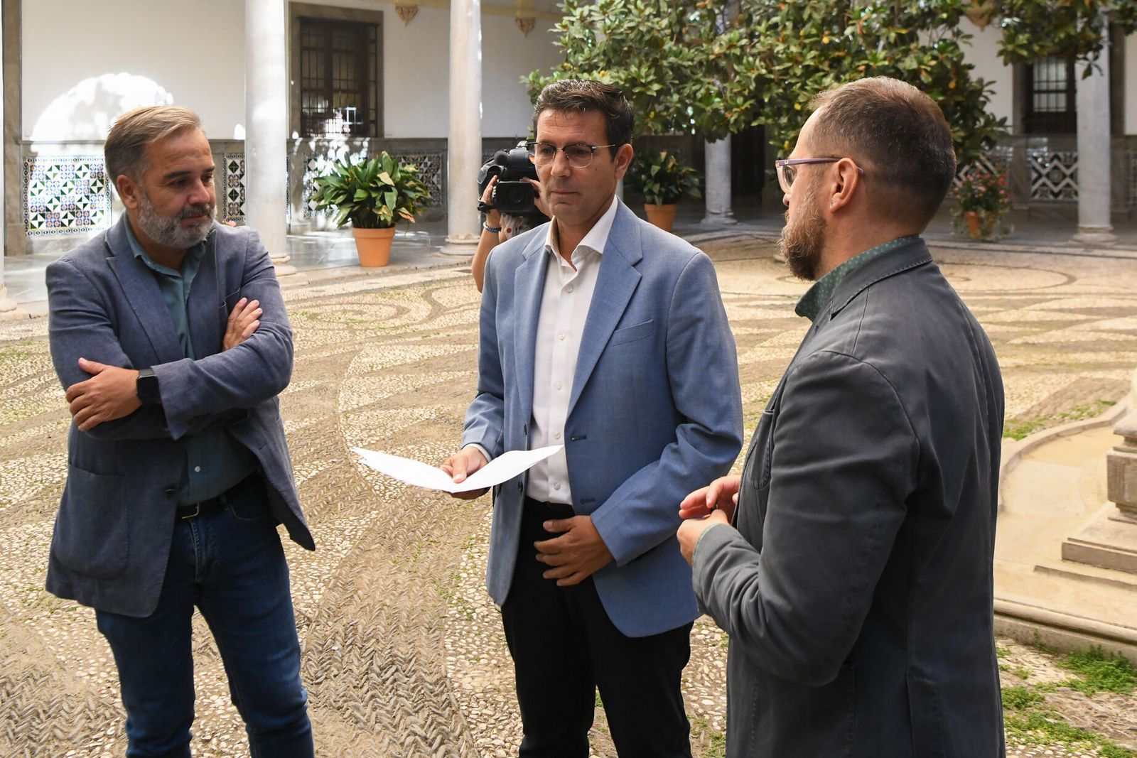 Paco Cuenca, en el centro, con los concejales Jacobo Calvo y Juanjo Ibáñez.