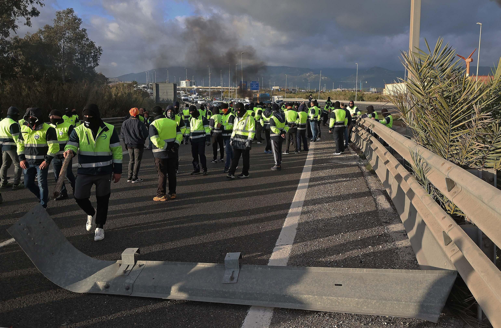 Imágenes del corte de la A7 por los huelguistas de Acerinox tras las negociaciones en el Consejo Andaluz de Relaciones Laborales