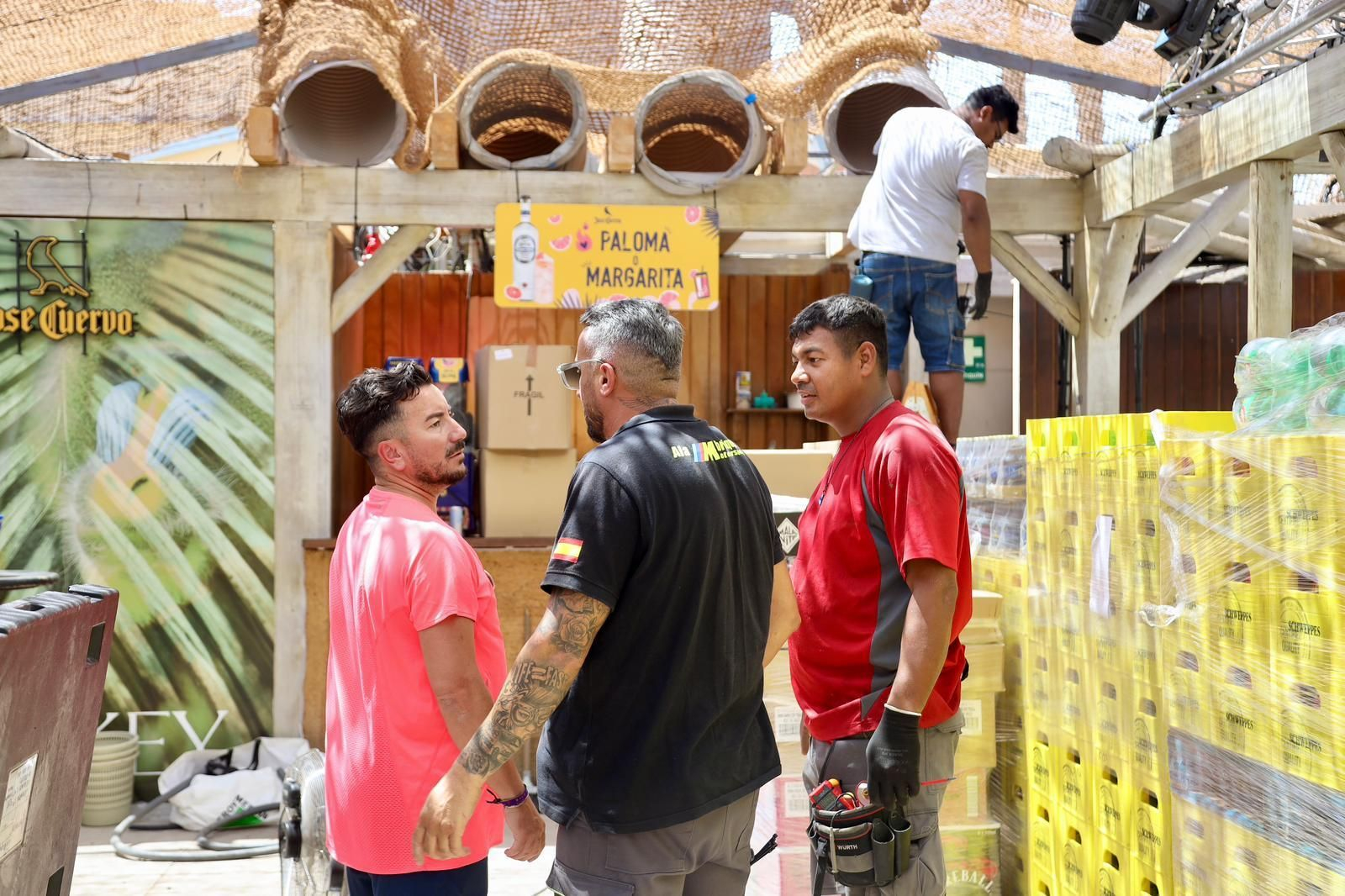 Los últimos preparativos para la Feria de Málaga, en imágenes.