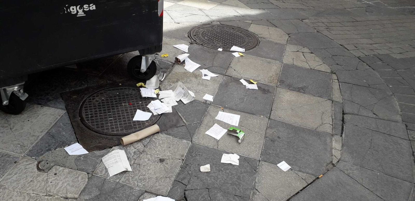 Fotos de los documentos judiciales en el suelo de la calle Ventura Morón de Algeciras