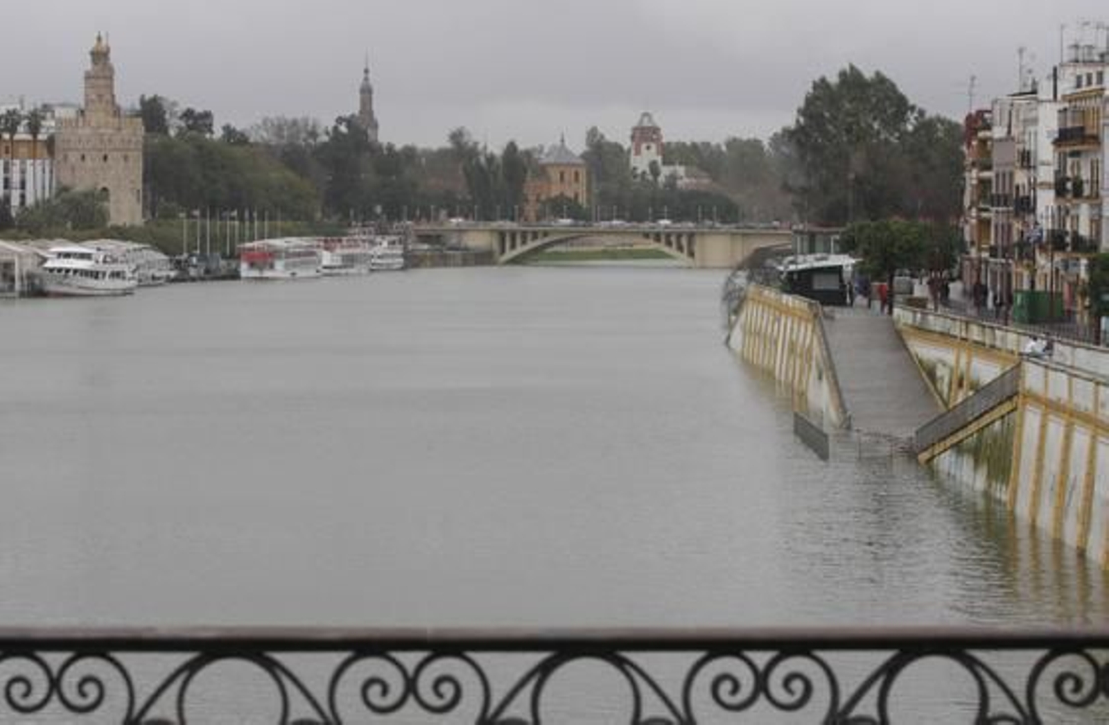 El agua del Guadalquivir cubre las zonas más bajas del embarcadero de la calle Betis en Triana.

Foto: B.Vargas