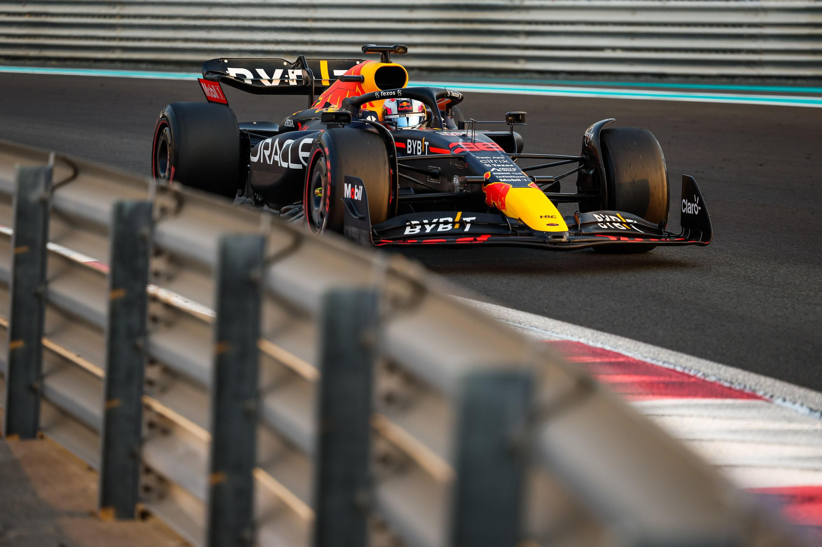 Las escuderías de  Fórmula uno se prueban tras el fin de temporada