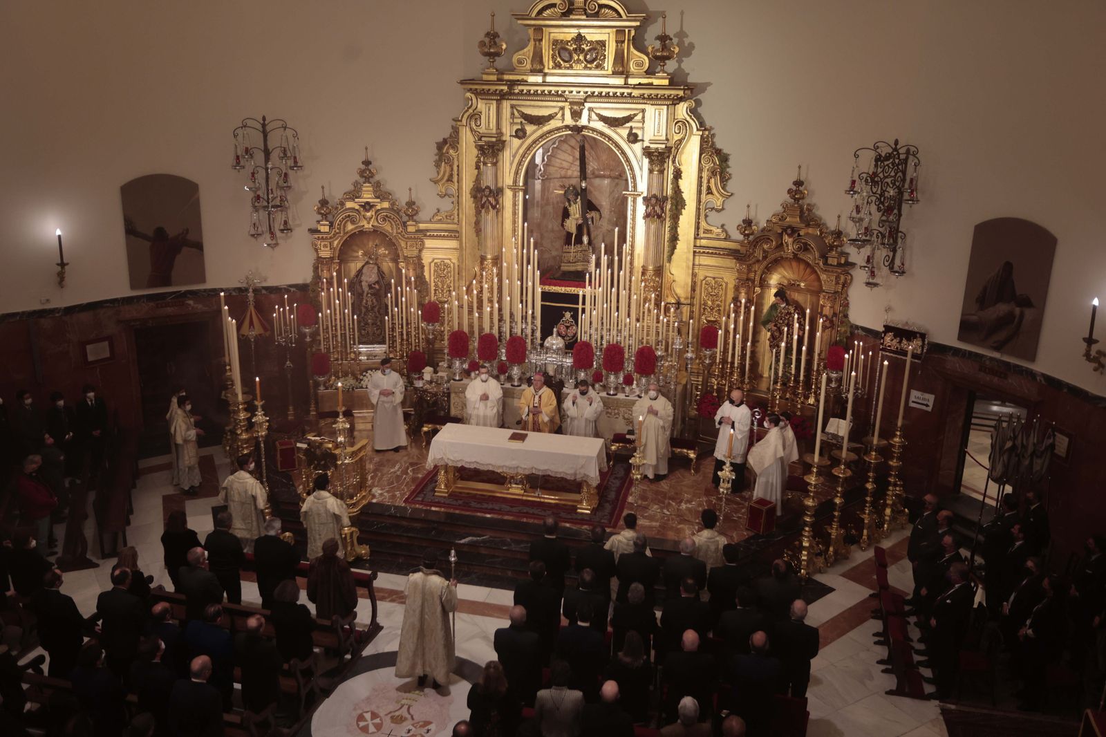 Un momento de la función principal en la Basílica del Gran Poder.
