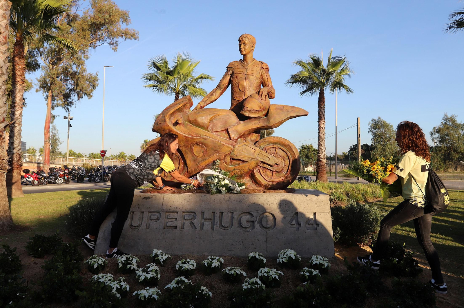 Imágenes del monumento a Súper Hugo en la rotonda frente al Nuevo Colombino