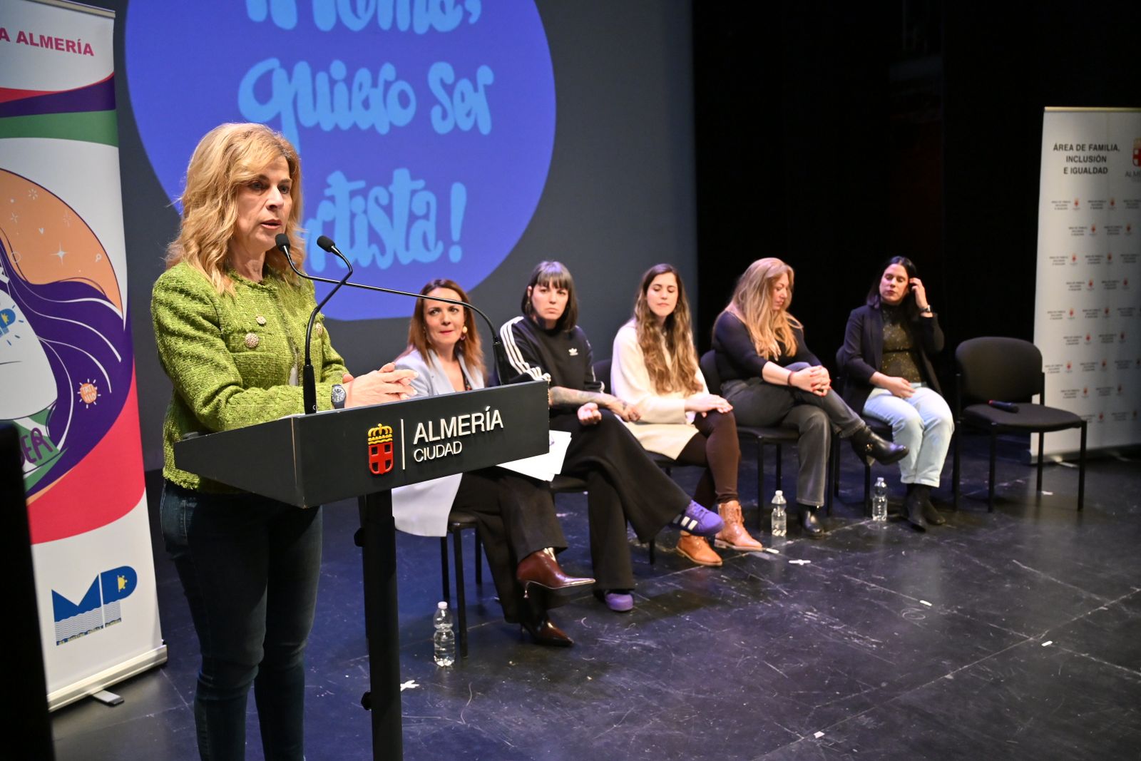 La concejala Paola Laynez junto a las artistas invitadas por el Ayuntamiento para ser protagonistas de la actividad: Carmen Muyor, cantante; Natya Soto, diseñadora gráfica; María del Mar Serrano, florista; Gema Góngora Díaz, ceramista; y María Lera, bailarina y profesora de danza.