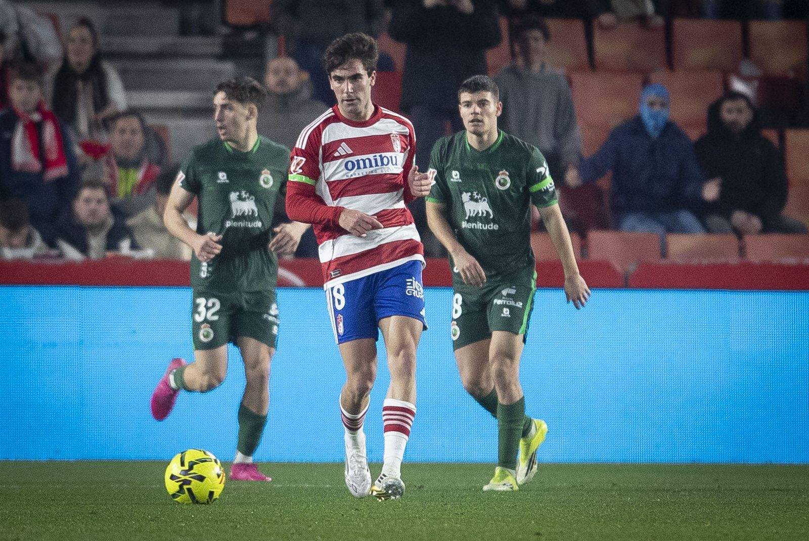 Alemañ lleva el balón en el partido ante el Racing