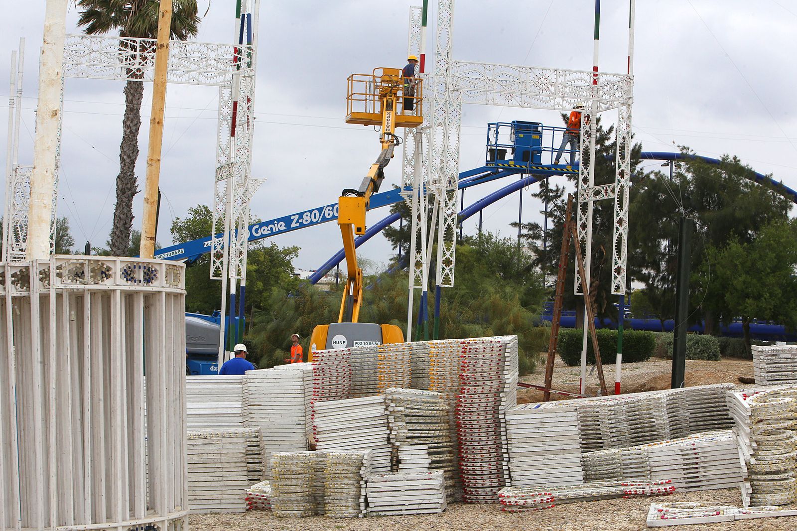 Trabajos de montaje de la portada del recinto ferial, iniciados en los últimos días.