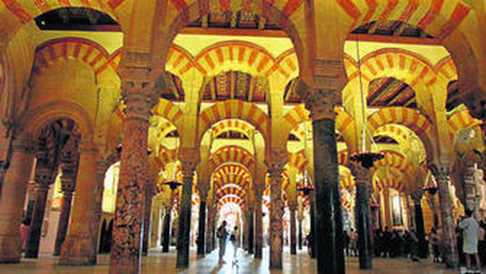 Turistas en el interior de la Mezquita-Catedral.