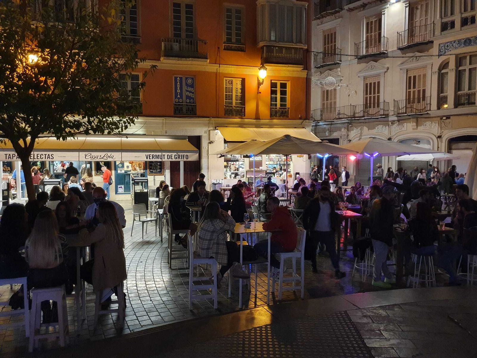 Fotos del 'lleno' en el Centro de Málaga, que apura el toque de queda