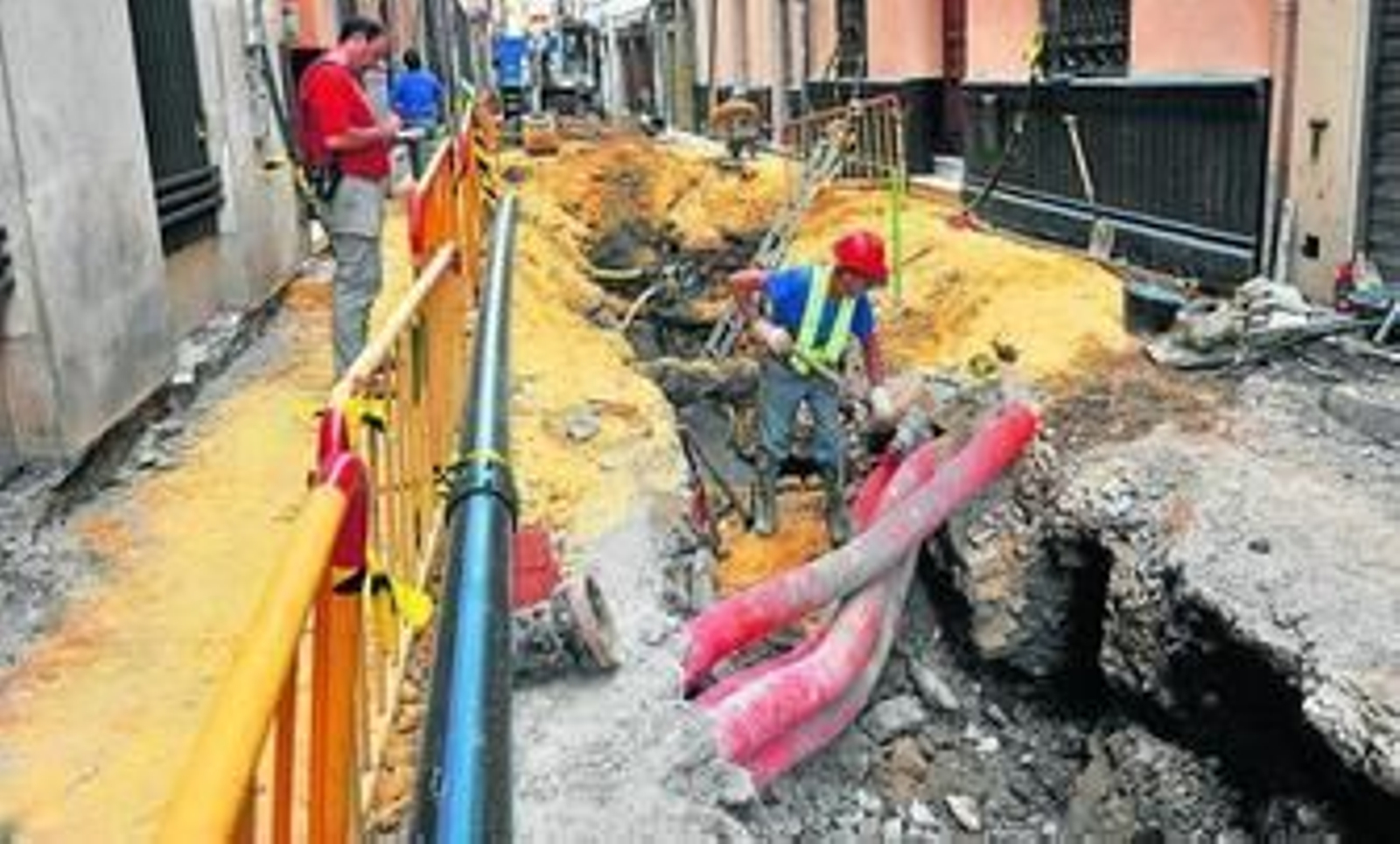 Imagen reciente de una obra de Emasesa en una calle del centro.