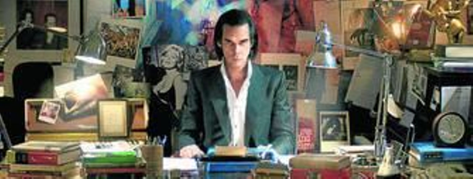Nick Cave, en su escritorio, en una imagen promocional de '20.000 días en la Tierra'.