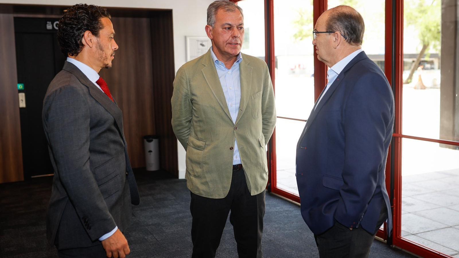 Del Nido Carrasco, Sanz y Castro, en la visita del alcalde al Sánchez-Pizjuán.