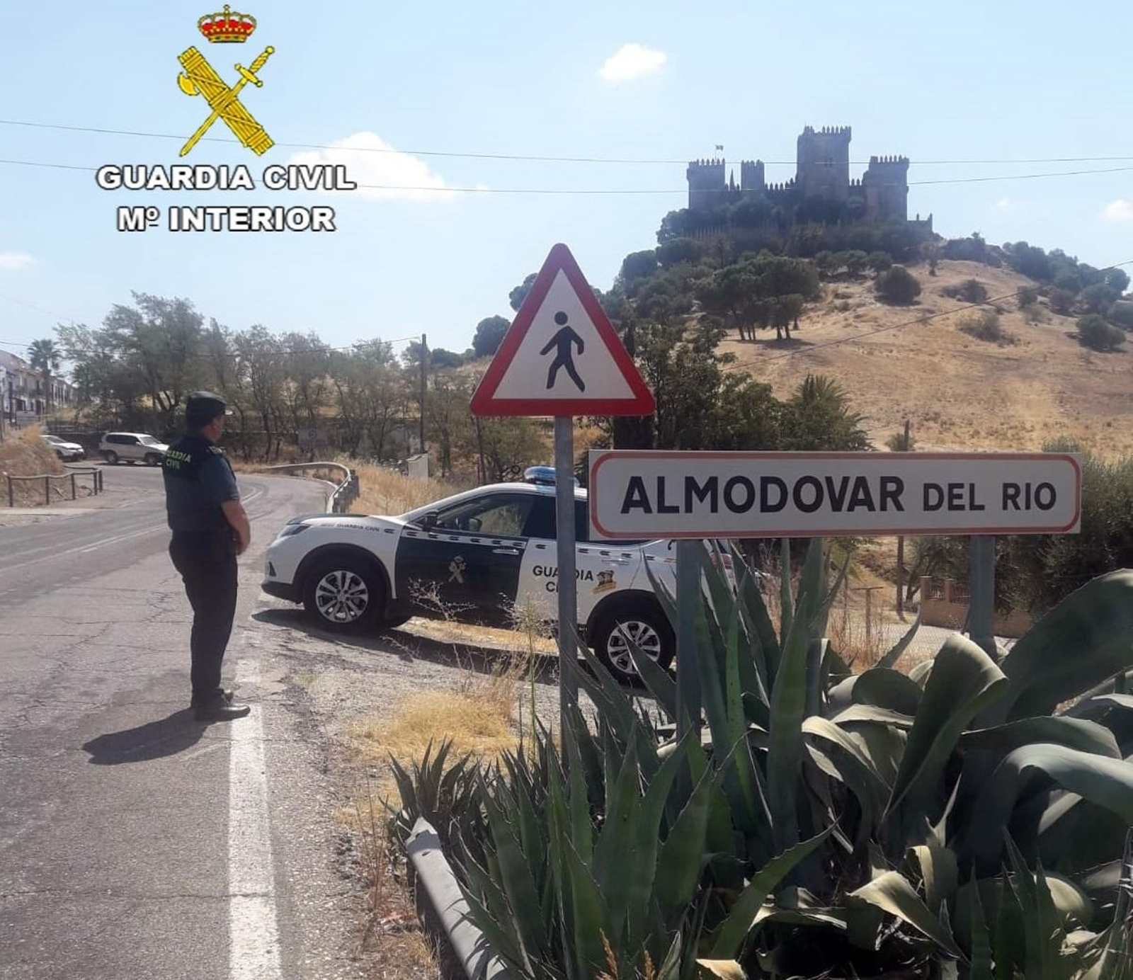 Un agente de la Guardia Civil en Almodóvar del Río.