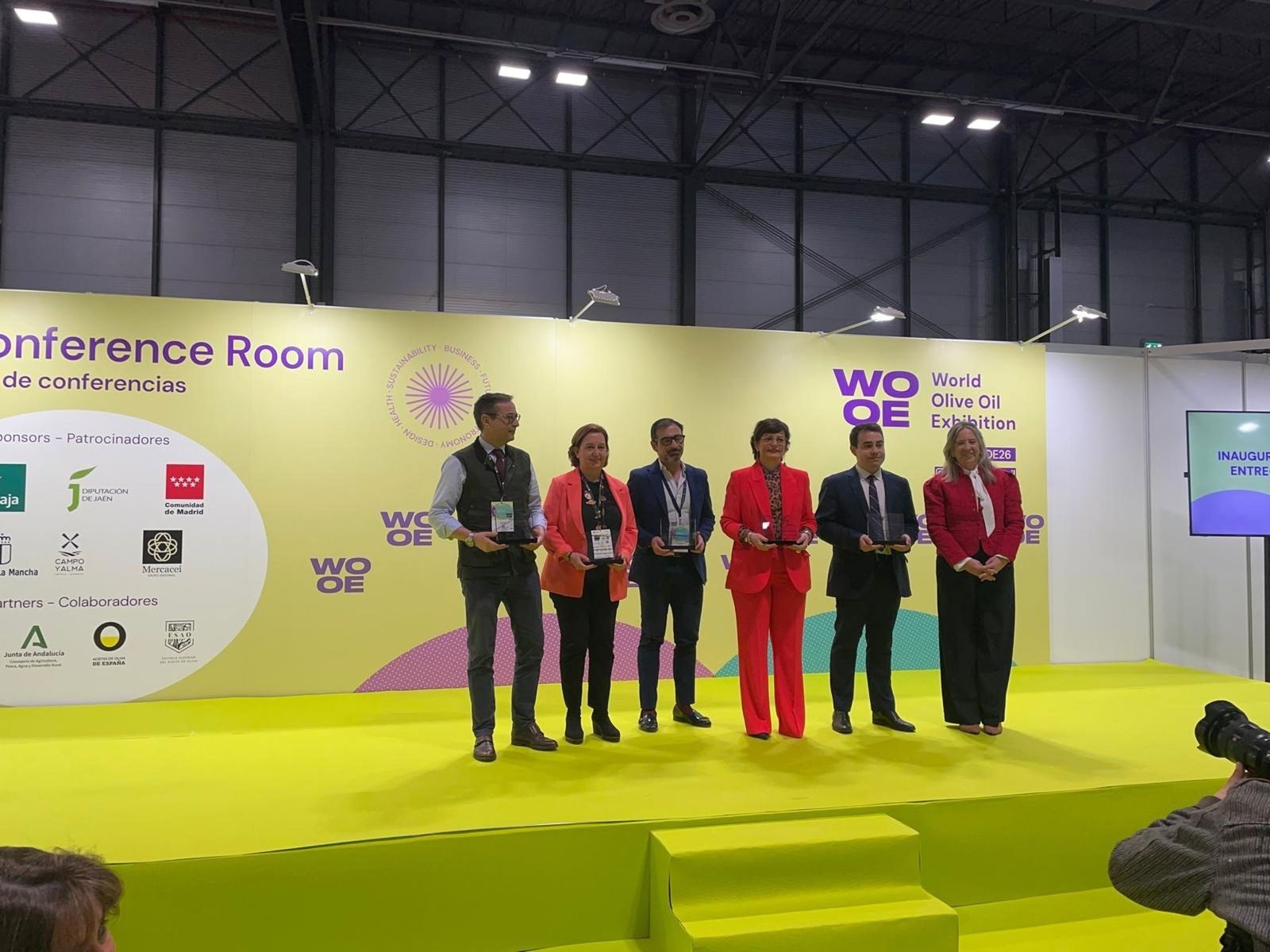 Inés Arco con el premio otorgado a la Diputación en la 13ª World Olive Oil Exhibition.