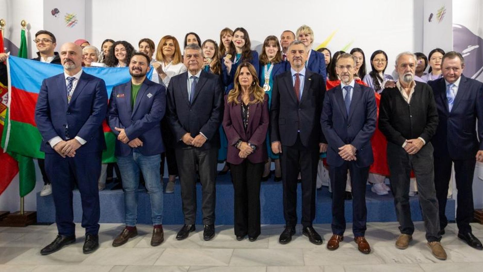 Foto de familia de las autoridades con las tres selecciones medallistas.