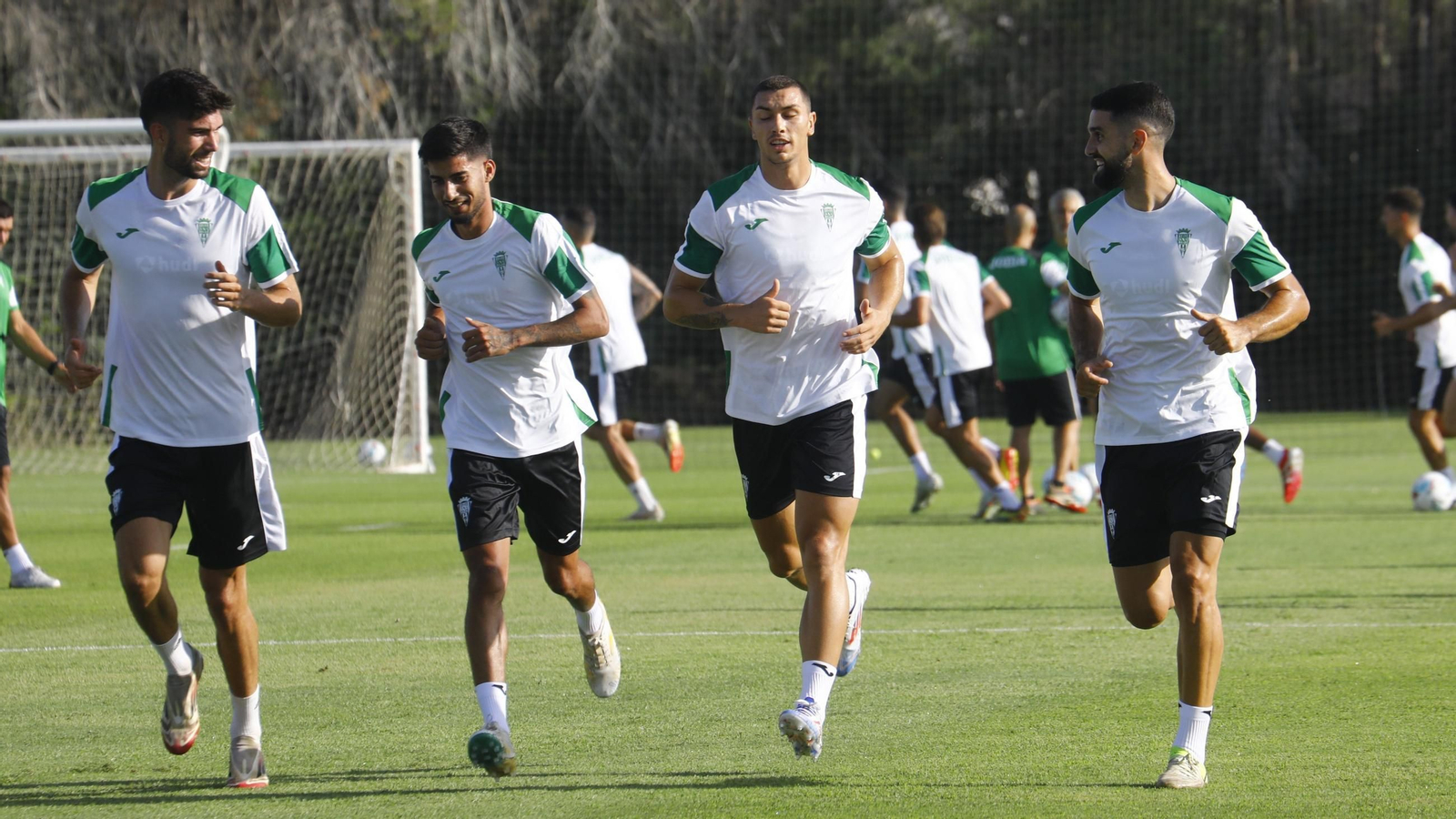 Los jugadores del Córdoba CF calientan antes de un entrenamiento en la Ciudad Deportiva.